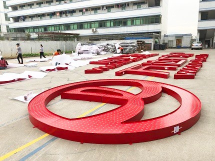 幕墻發光字廠家制作現場丨萬達發光字制作現場
