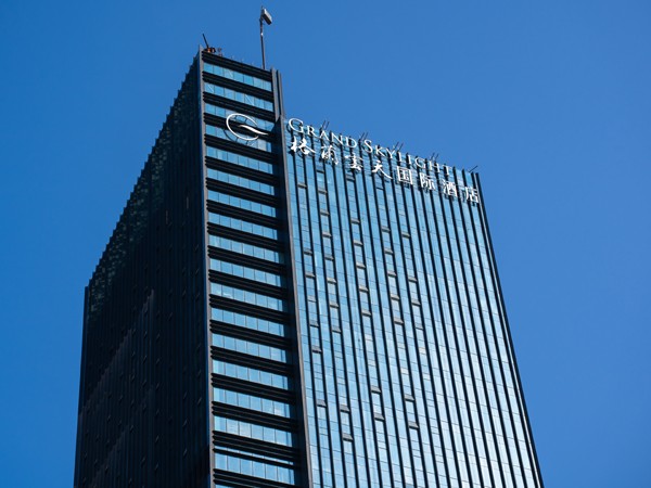 高空外墻發光字安裝方式有哪些難點？