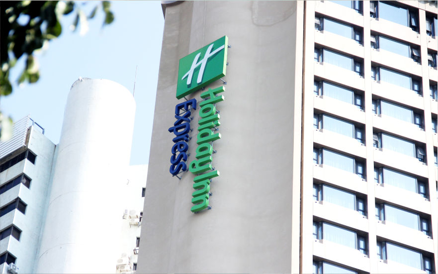 深圳智選假日酒店樓體發光字工程