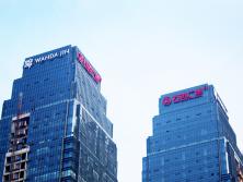 字工場分享：超高層寫字樓樓頂發光字怎么裝上去的？