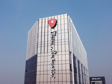 幕墻樓頂發光字的顯示效果受哪些因素影響？